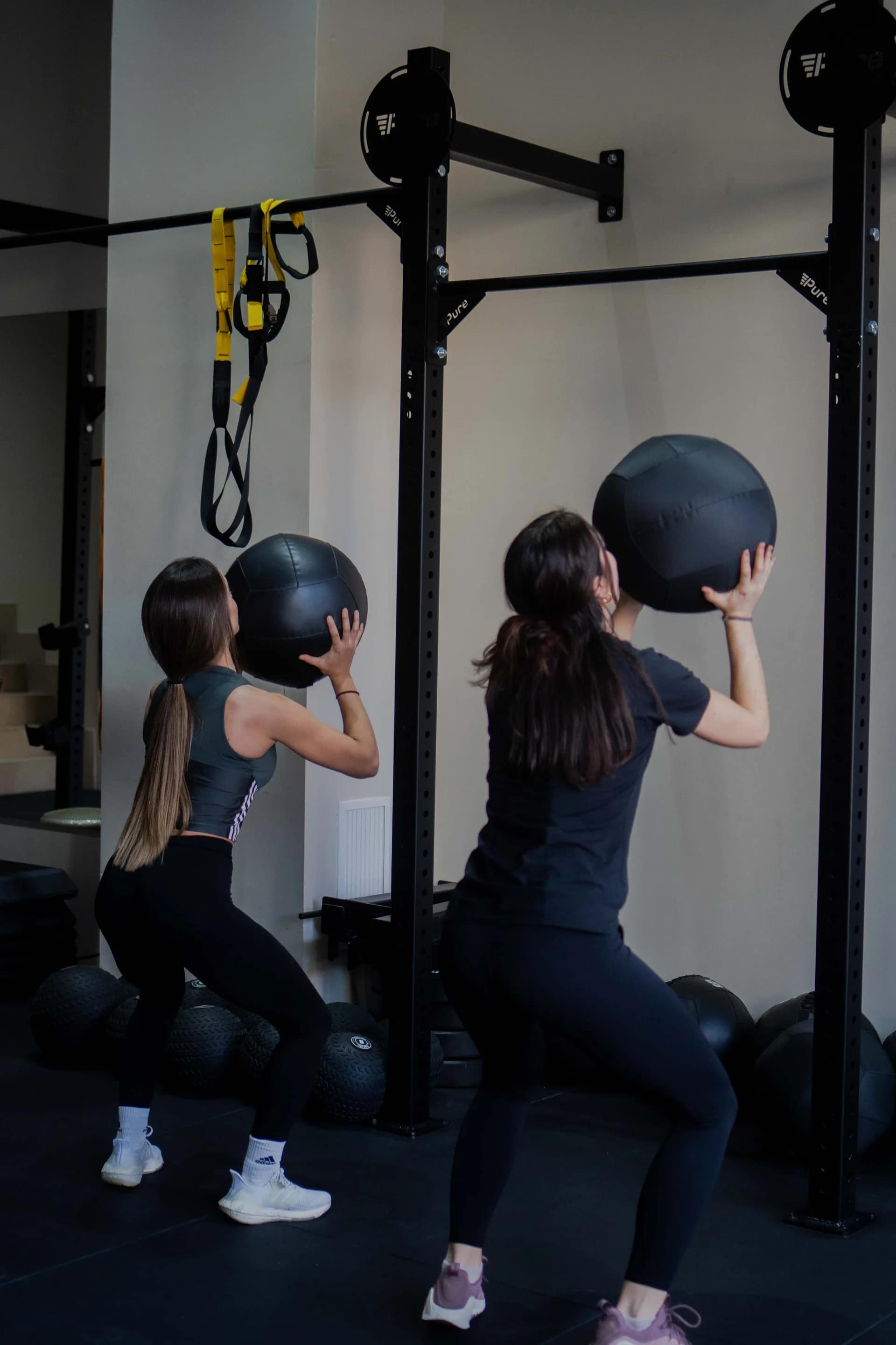 Grupo reducido entrenando con balones medicinales